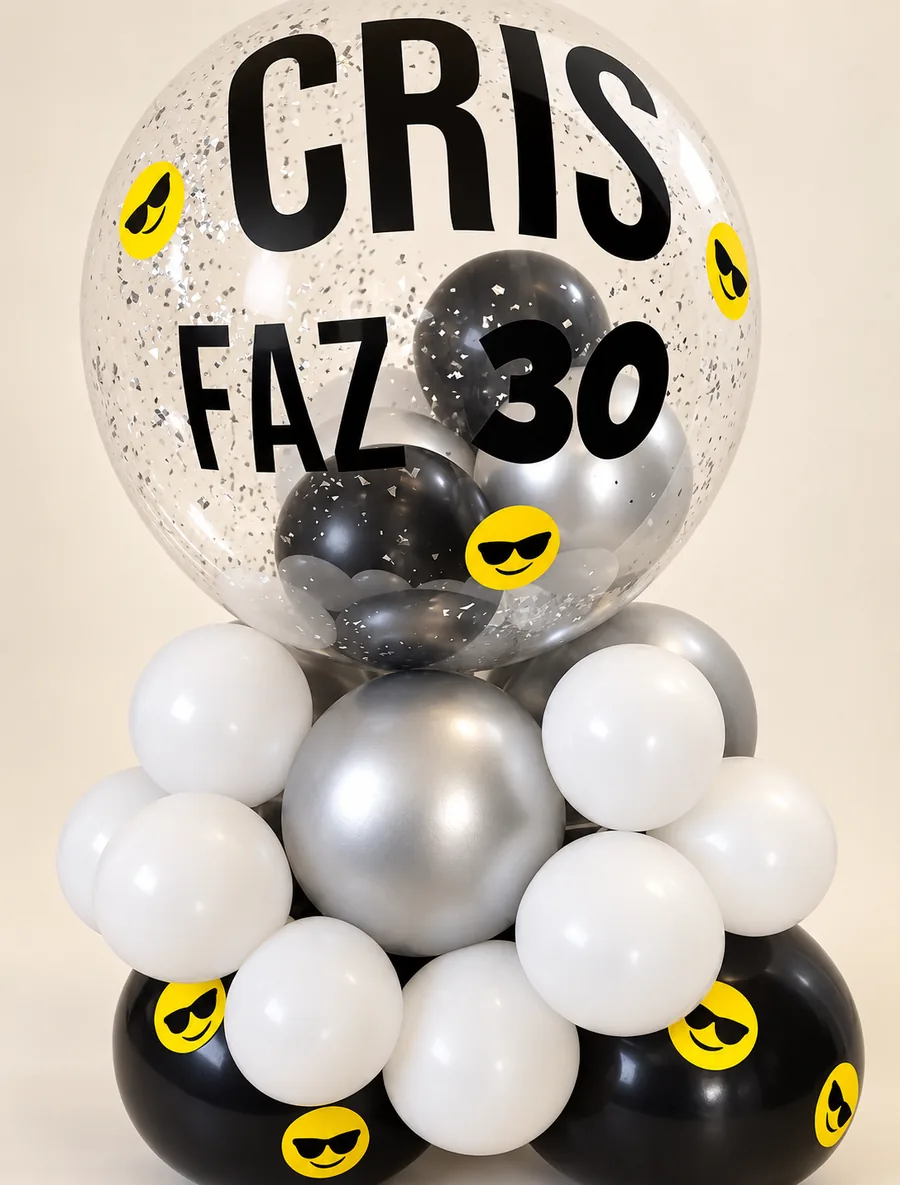 Balão bubble com confete prateado escrito CRIS FAZ 30, com adesivos de emoji e balões pretos, brancos e prata.