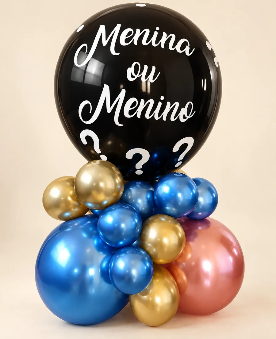 Balão preto grande escrito Menina ou Menino com pontos de interrogação, sobre um arranjo de balões cromados azuis, dourados e rosé.