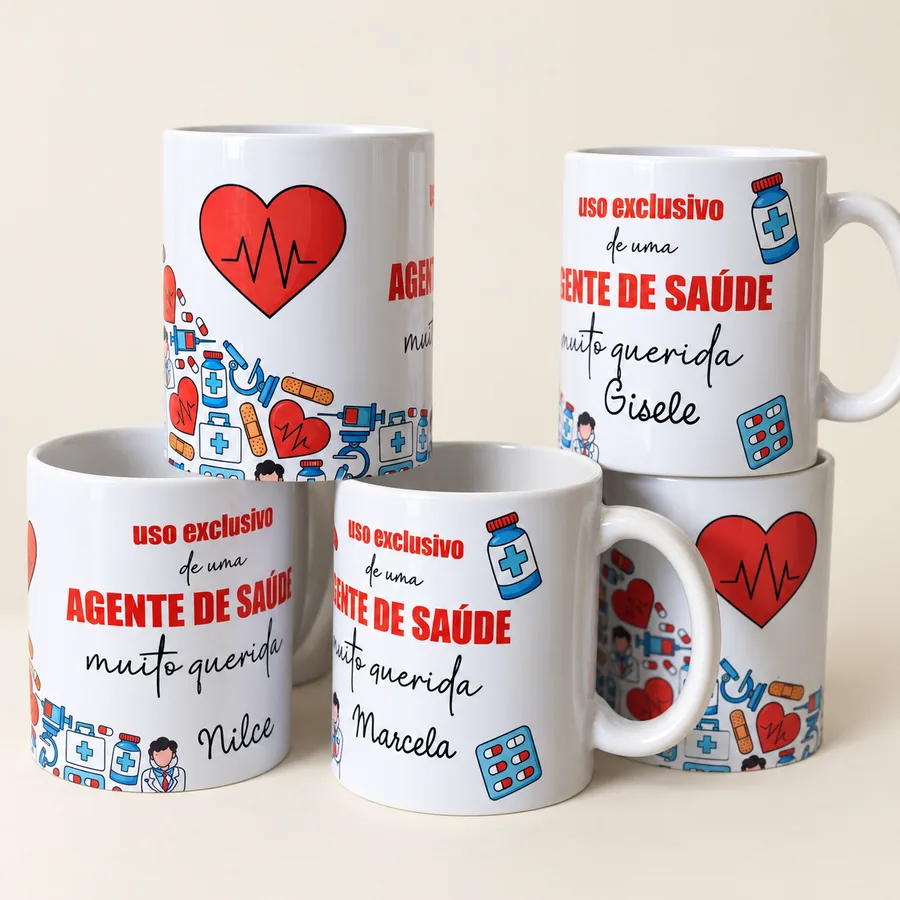 Quatro canecas brancas personalizadas para agentes de saúde, cada uma com um nome diferente e ilustrações de itens médicos.