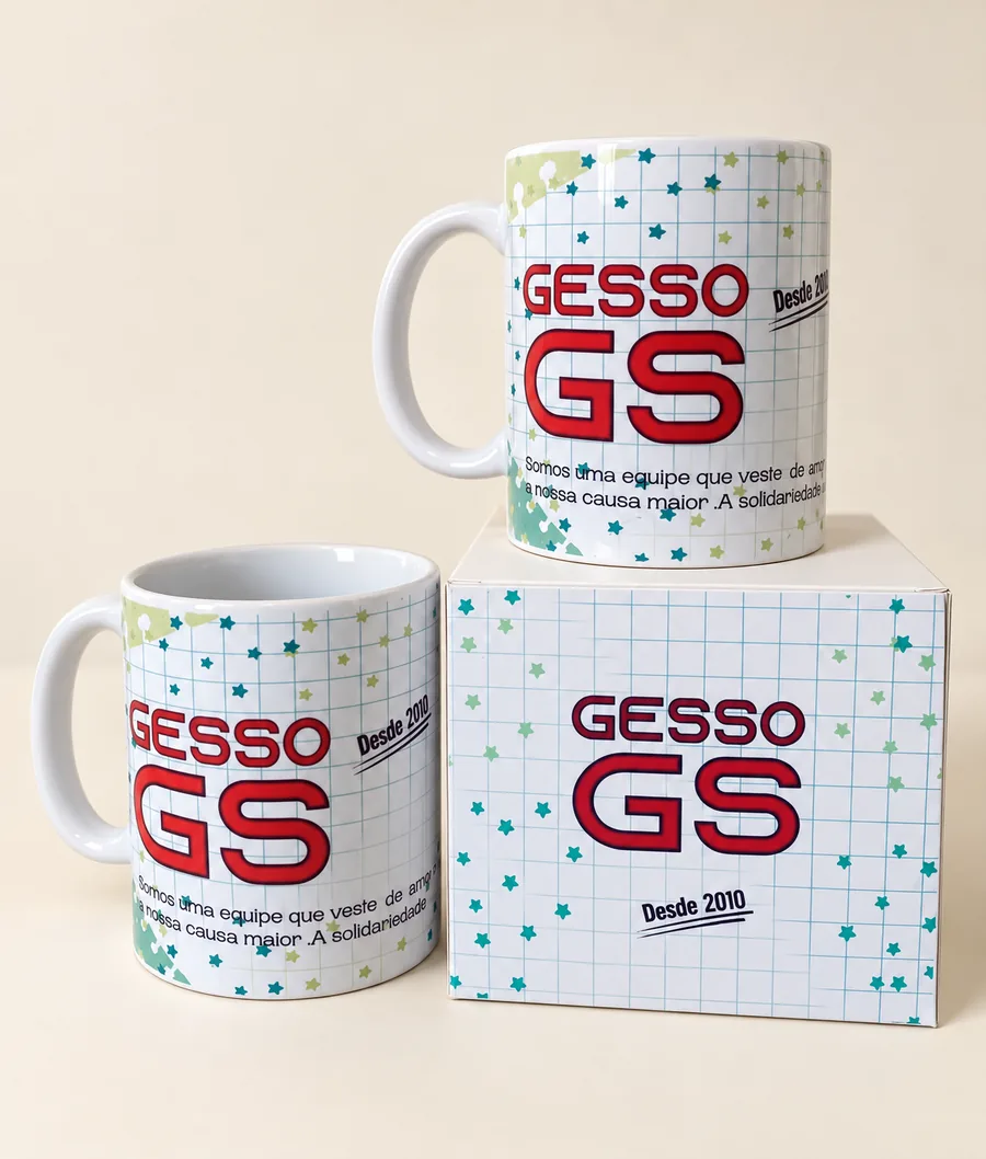 Duas canecas personalizadas com a marca Gesso GS ao lado de uma caixa de presente impressa com a mesma identidade visual.